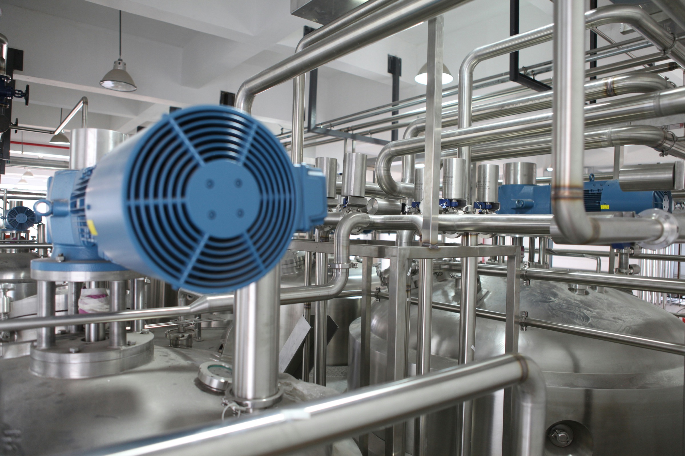 Technische Anlage mit Rohrleitungen und Pumpen